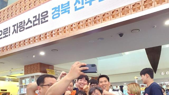 경북도청 직원들한테 절반 둘러싸인 허미미