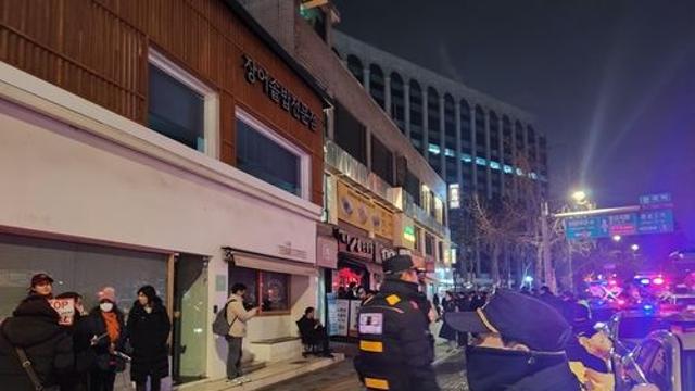 서부지법서 헌재로 간 尹지지자들 미신고 집회…경찰 경고 무시(종합)