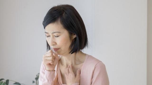 유독 식사 후에 많이 끼는 가래…대체 왜 이러는 걸까?