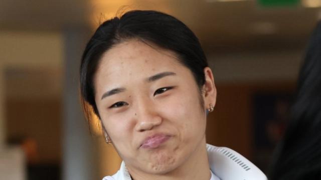 귀국길 오른 안세영 “한국 가서 다 얘기하겠다” 