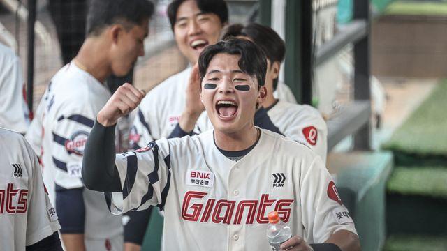 '윤·나·고·황·손' 전원 억대 연봉 진입...미래에 투자한 롯데 자이언츠