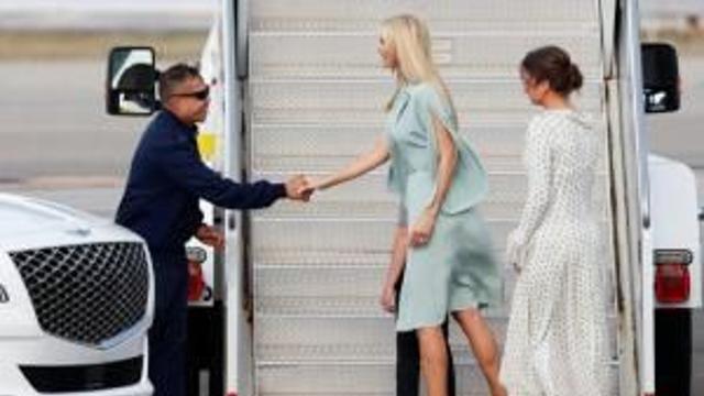 트럼프 일가 앞에 놓인 제네시스 GV80...관계자들 