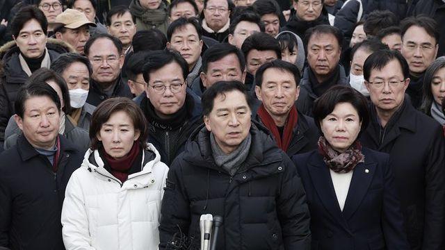윤석열 체포 후…‘뒤늦은’ 국민의힘 현실적 고민