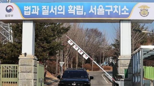 공수처, 尹 서울구치소 방문…강제구인 나서나