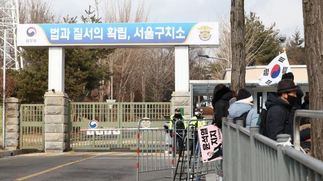 윤 대통령, 3평 독방 수감… 수인번호 '0010번' 부여