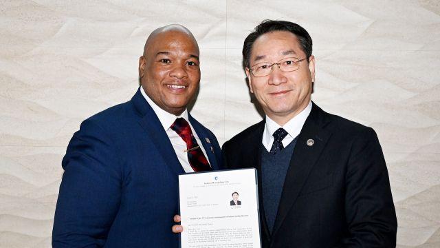 유정복 인천시장, 트럼프 대통령 취임 행사 참석…인천상륙작전 참석 요청 서한 건네