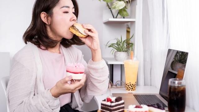 배도 안 고픈데 자꾸 뭘 먹게 되는 나…혹시 이런 상태는 아닐까?