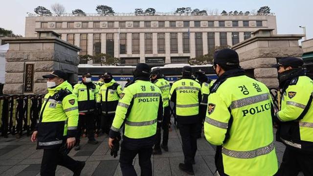 헌재 앞 긴장감 고조...경찰관 4000여 명 배치 예정