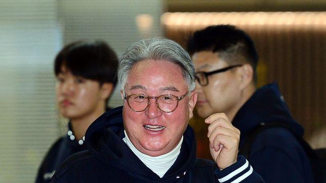 환한 미소로 출국하는 김경문 감독!