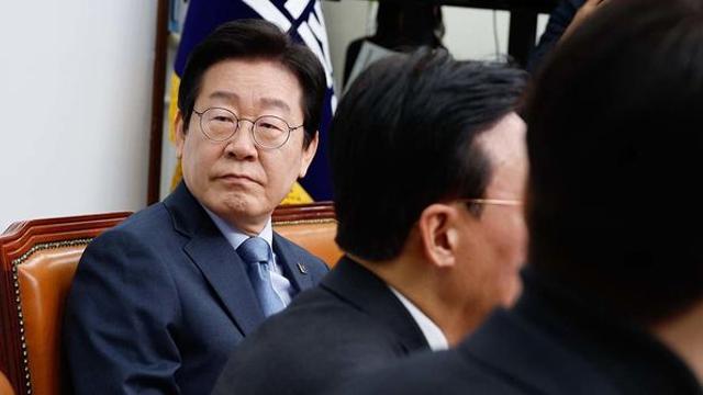 민주당을 당황스럽게 만들 법한 여론조사가 잇따라 발표됐다