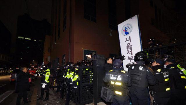 경찰, '서부지법 난동' 남성 1명 긴급체포…조사 중