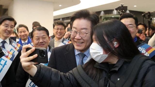 여야 귀성인사 다른풍경…이재명은 셀카, 권성동은 질타