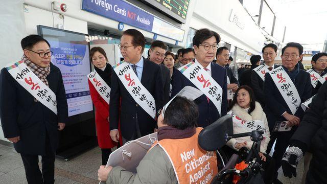 '설 귀성인사' 나선 국민의힘, 시민 항의도 받아