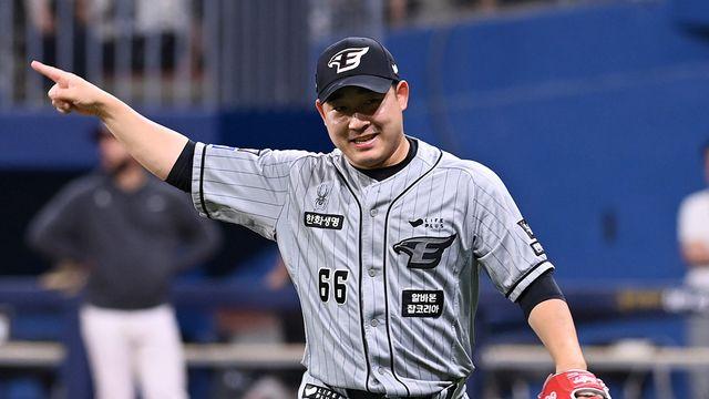 한화 투수 '연봉 1위' 등극, 몇 년 전엔 상상도 못했다…평범했던 내야수의 '인생 역전'