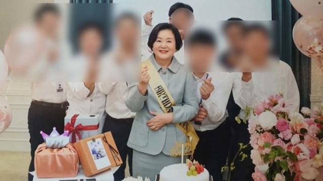 김정숙 여사 청와대 생일파티 사진이 급속하게 퍼지고 있다