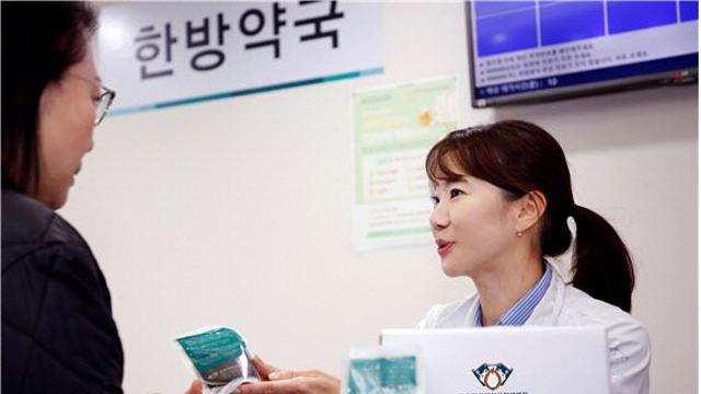 꽁꽁 언 날씨에 심해지는 허리 통증, 한방 치료로 해결
