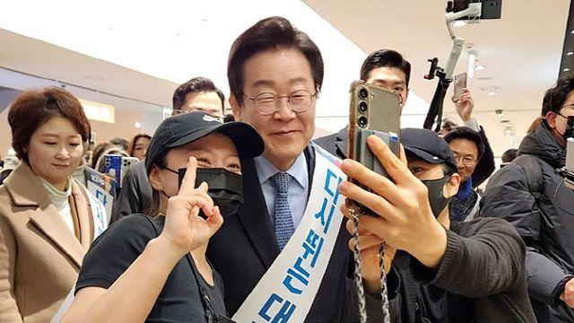 대선후보급 인기 실감한 이재명…귀성객 셀카세례