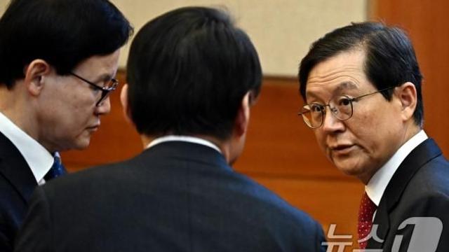 尹측 윤갑근·김홍일 중앙지검 방문…