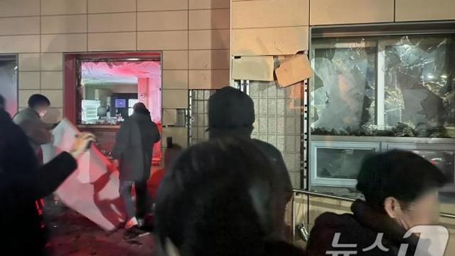 서부지법 불 지르려한 10대 '투블럭 남성' 구속기로