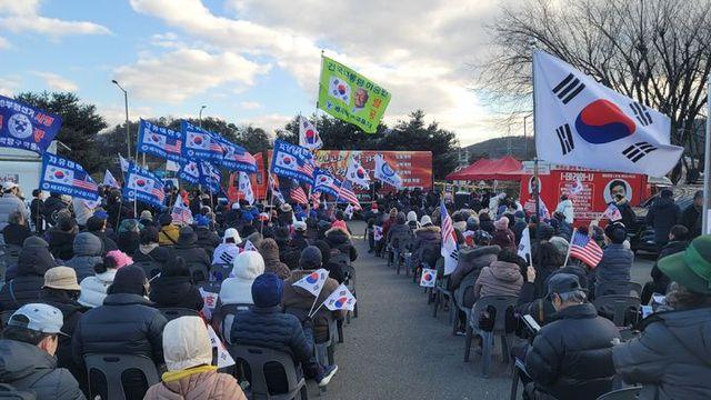 서울구치소 앞 지지자 운집... 