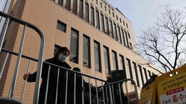 속보 서부지법 난동 당시 방화 시도한 10대 남성 구속
