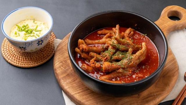 매운 음식을 먹었더니 땀이 뻘뻘…알고 보니 질환이었다고?