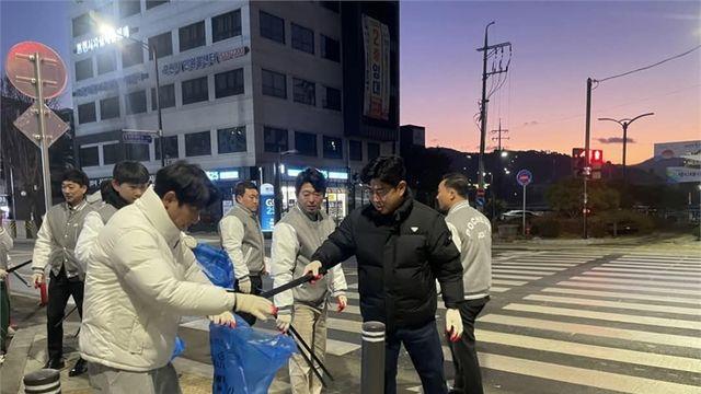 윤충식 경기도의원, 청년들과 함께 설맞이 환경정화 활동 펼쳐