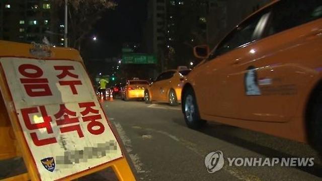 음주운전하다 단속 걸리자 경찰관 매달고 내달린 운전자