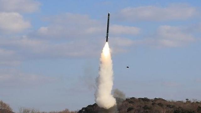 북, 전략순항미사일 시험발사…김정은 