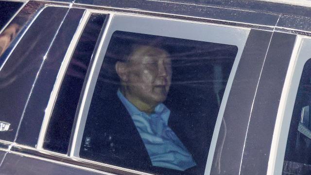 '내란 수괴' 혐의 尹, 연속 '헌정사 최초' 기록하고 재판행