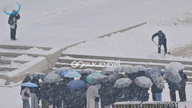 [오늘의 날씨] 수도권·충청 등 최대 30㎝ 폭설...대전 낮 0도·부산 5도 '강추위'
