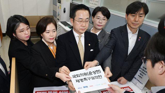 남발하는 의원 제명안…극단으로 가는 정치