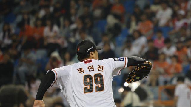 '팀 내 1위' 류현진, 유니폼 판매 수익금 전액 재단에 기부