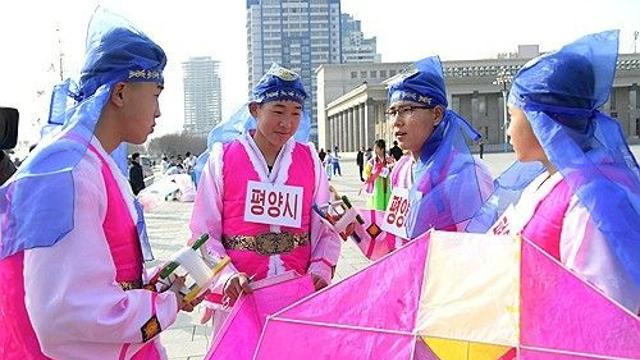북한도 세뱃돈 받네…이동권 제한에 고향보단 식당으로