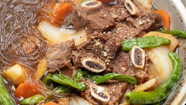 기름진 음식 마구 먹으면 속에서 '신물' 올라오는 이유