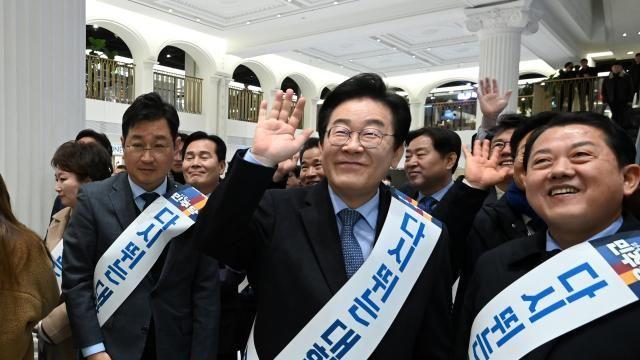 이재명 46% vs 오세훈 43%…이재명 45% vs 홍준표 42%