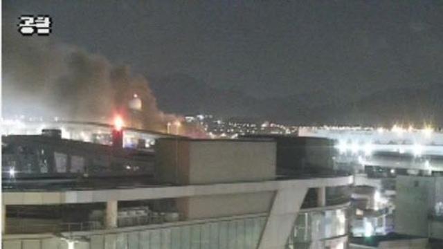 김해공항서 에어부산 항공기 꼬리에 불…승객 전원 비상탈출(상보)