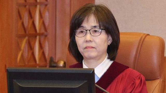 윤 대통령 변호인단 “이미선 재판관 탄핵심판 회피해야” 의견서 제출한다