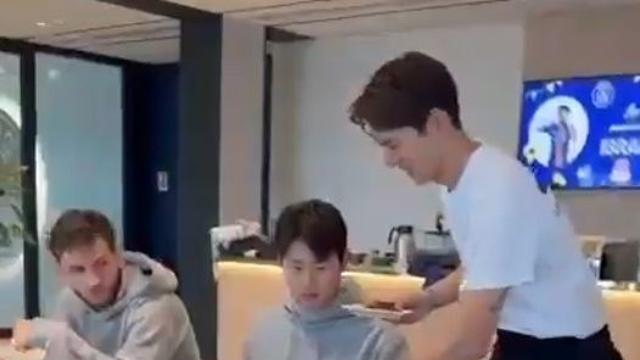 이강인 'PSG 선배美' 폭발! '신입생 흐비차? 먹어 봐, 떡국이야'…'2001년생 동갑내기' 환상 호흡 기대감 UP