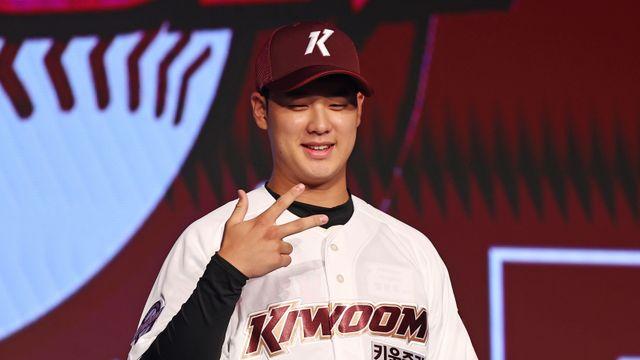 김택연 같은 1년 차? 문동주 같은 2년 차? 2025 신인왕, 누구에게 향할까 [IS 포커스]