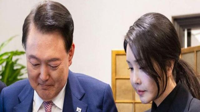 구치소서 성경책 읽는 尹…“김건희 여사, 면회 안 간다”