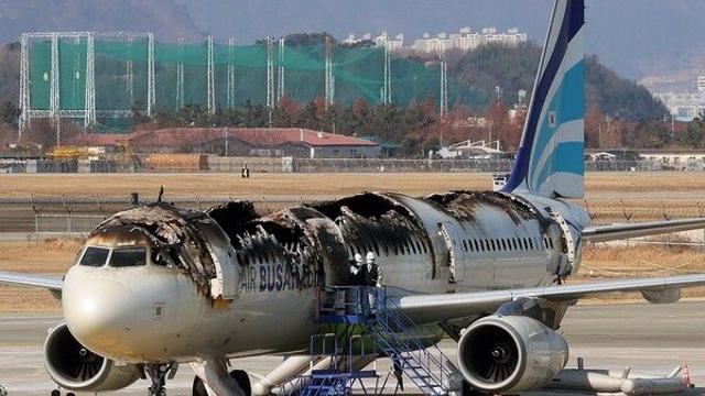 [이슈] 에어부산 여객기 화재, 176명 무사 탈출에도 탈출과정 논란.. 화재원인으로 보조배터리 지목