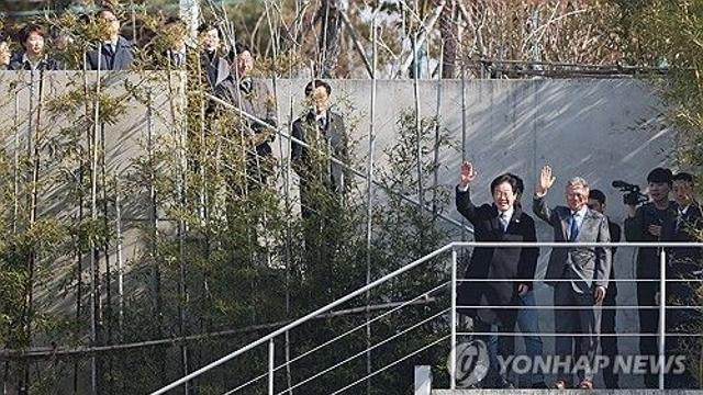 文 만난 李, 통합 다짐에도…친명·비명 공방 계속