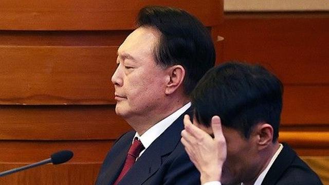 구속 상태로 탄핵심판에 내란재판 받는 尹…투트랙 대응 고심