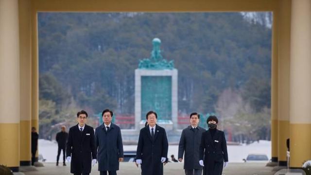 이재명, 대전 현충원 참배…채상병 묘역에도 헌화