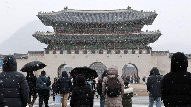 [오늘날씨] 수도권, 곳곳에 비·눈 내려… 강추위 다소 풀릴 듯