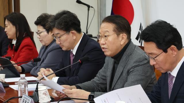 與, 연일 헌재 때리기…