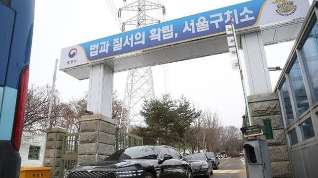 尹, 참모진 첫 접견으로 ‘옥중 정치’ 본격화…민주당 “수감 된 보스 찾아 충성 맹세하나”