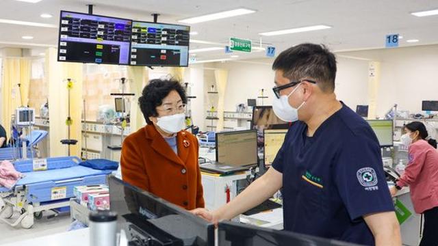 [이천시] 김경희 이천시장, 설 연휴 응급의료기관 방문 “의료진 격려”