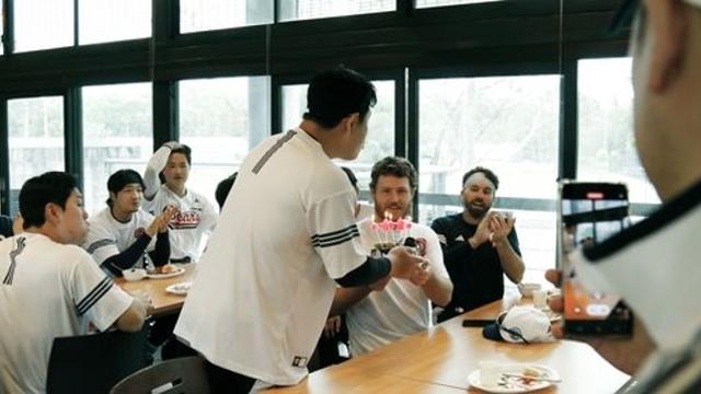 프로야구 두산 외국인 선수 어빈, 호주 캠프서 '생일 파티'